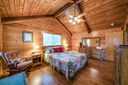 En eller flere senge i et værelse på Black Bear Cabin