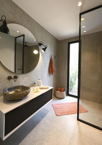 une salle de bain avec un grand lavabo et un miroir dans l'établissement Les Loges en Provence - Villa Contemporelle, à Pujaut