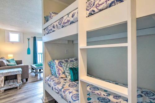 Un dormitorio con dos literas en una habitación. en North Topsail Beach Condo with Balcony!, en North Topsail Beach