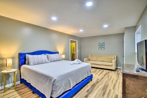 Cama o camas de una habitación en Honeoye Lake House with Community Amenities!
