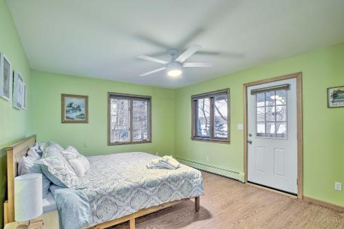 Cama o camas de una habitación en Honeoye Lake House with Community Amenities!