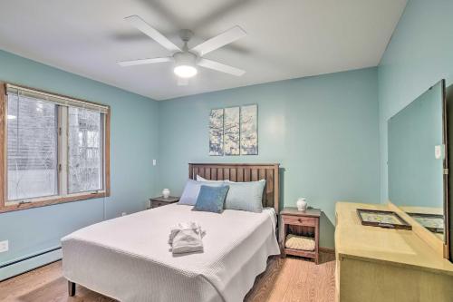 Un dormitorio con una cama y un ventilador de techo. en Honeoye Lake House with Community Amenities!, en Honeoye