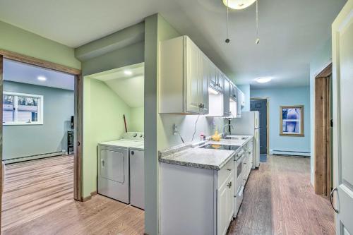 Una cocina o zona de cocina en Honeoye Lake House with Community Amenities!