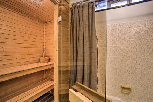 صورة لـ Modern South Dakota Cabin with Private Hot Tub! في Lead