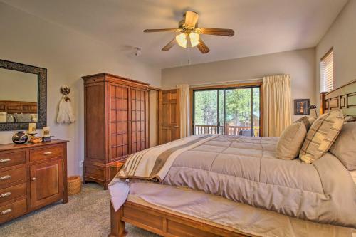Schlafzimmer mit einem Bett und einem Deckenventilator in der Unterkunft Cozy Torreon Cabin Close to Golfing and Hiking! in Show Low
