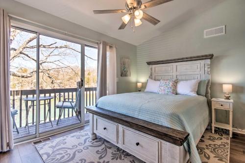 Postel nebo postele na pokoji v ubytování Private Boat Dock Bright Lake Ozark Home!