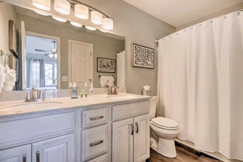 Koupelna v ubytování Private Boat Dock Bright Lake Ozark Home!