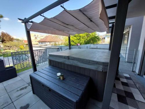 Un balcón o terraza de Dream Getaway Apartment with Jacuzzi and Pool