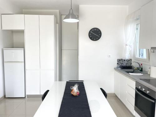 Nhà bếp/bếp nhỏ tại Bright & Cozy Home, 5 mins to Andros Town
