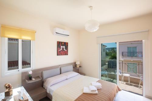 Ένα ή περισσότερα κρεβάτια σε δωμάτιο στο George's Lux Villa