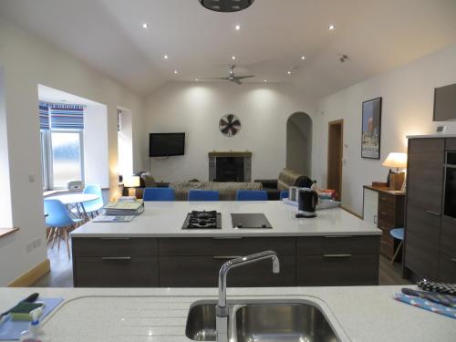 uma cozinha e sala de estar com uma placa de fogão e forno em Lynnfield Hall em Hunstanton