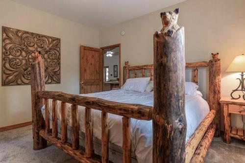um quarto com uma cama de madeira num quarto em Stunning Ruidoso Cabin with Private Hot Tub! em Ruidoso