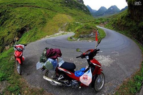 una moto parcheggiata sul ciglio di una strada di Linh Homestay and motorbikes rent a Ha Giang
