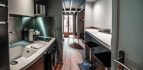 une cuisine avec un évier et une machine à laver dans l'établissement Taur STREET 6, à Toulouse