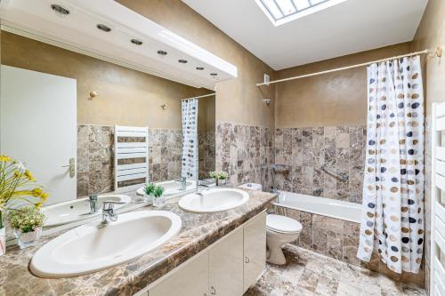 une salle de bain avec deux lavabos et un WC dans l'établissement L'Anglet par Dodo-a-Cassis, à Cassis