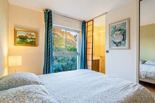 une chambre avec un lit et une fenêtre dans l'établissement L'Anglet par Dodo-a-Cassis, à Cassis