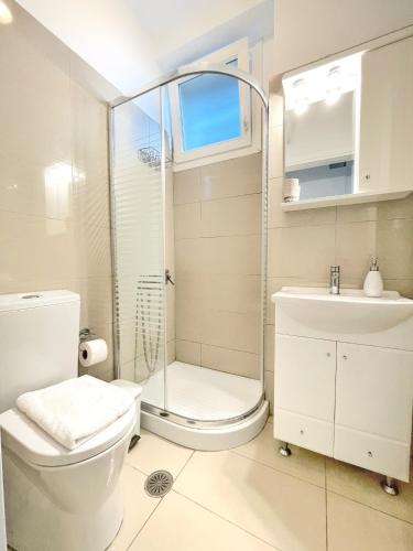 חדר רחצה ב-Bright & Cozy Flat - 2 mins to the Town