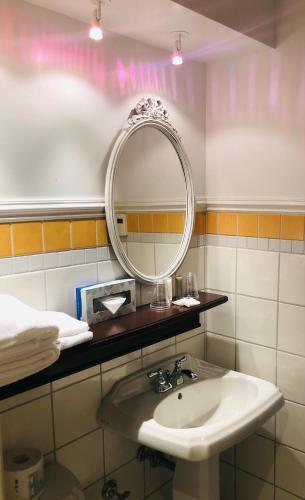 a bathroom with a sink and a mirror at Le Manoir du Lac Delage in Stoneham