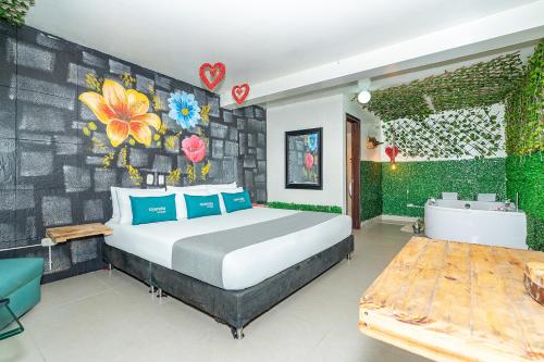 1 dormitorio con 1 cama grande y bañera en Ayenda Jardin de Provenza, en Medellín