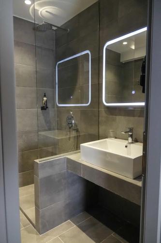 Un baño de White Trilogy