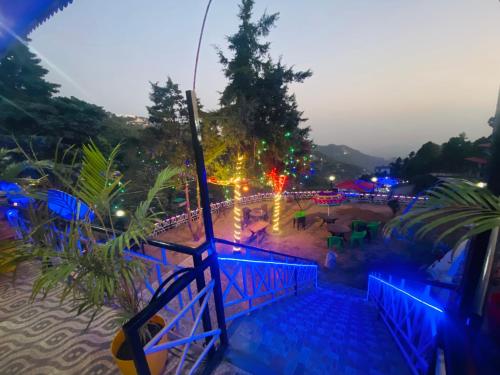 A piscina localizada em Hotel Himalayan Village ou nos arredores