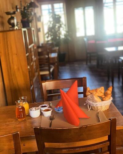 une table en bois avec une assiette de nourriture dessus dans l'établissement L'auberge de St Julien, à Saint-Julien-de-Jonzy