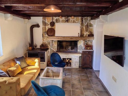 un soggiorno con divano e camino di House for rent Didova kuća a Makarska