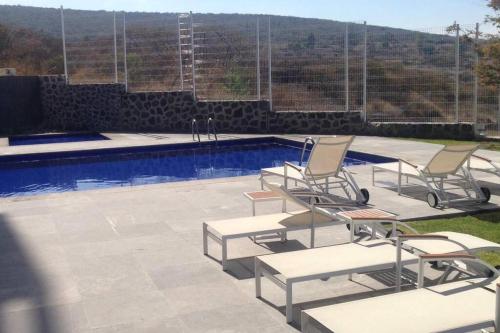 The swimming pool at or close to Nuevo y Lujoso departmento residencial Querétaro.