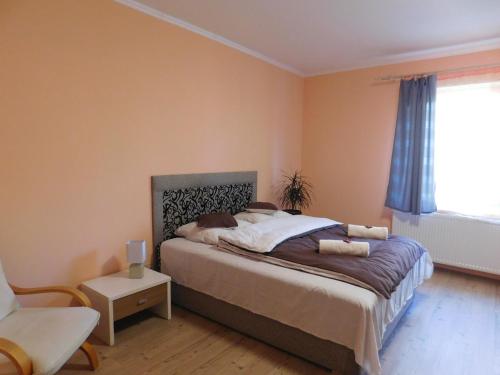 Una cama o camas en una habitación de Lovas Vendégház