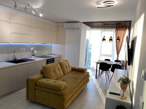 un soggiorno con divano e una cucina di 11th Floor Luxury Residence a Timişoara