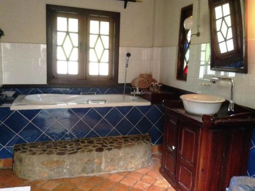 baño grande con bañera y lavamanos en Lao Spirit Resort, en Ban Xianglôm