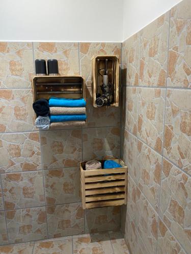 a bathroom with a towel rack and some towels at Spaß & Ferien auf dem Alpaka Hof 2 in Lenschow