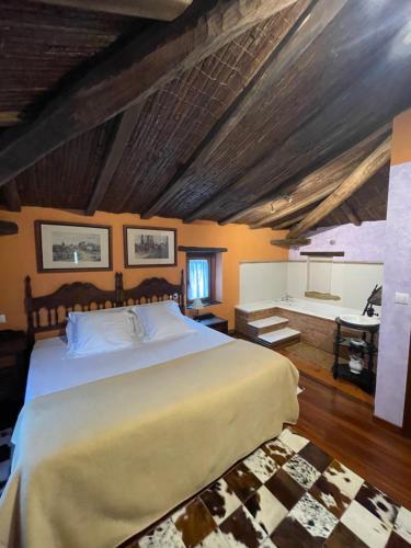 מיטה או מיטות בחדר ב-Hotel Casona de la Torre