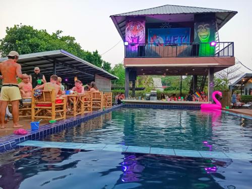 สระว่ายน้ำที่อยู่ใกล้ ๆ หรือใน WET! a Pool Party Hostel by Wild & Wandering