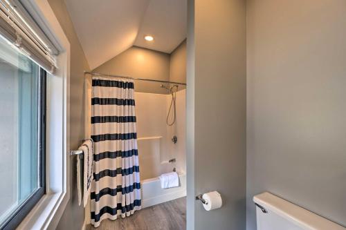 Ванная комната в Mtn Retreat with Village of Loon Amenity Access