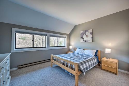 un dormitorio con una cama y una ventana en Lincoln Retreat with Village of Loon Amenity Access, en Lincoln