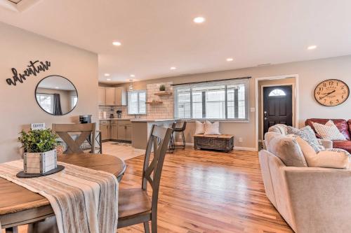 Η κουζίνα ή μικρή κουζίνα στο Inviting Rapid City Duplex Less Than 2 Mi to Downtown!
