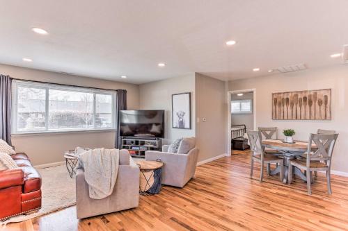 Χώρος καθιστικού στο Inviting Rapid City Duplex Less Than 2 Mi to Downtown!