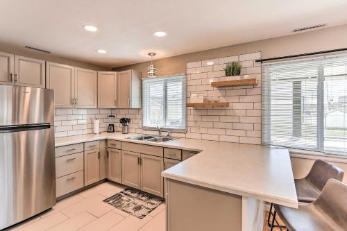 Η κουζίνα ή μικρή κουζίνα στο Inviting Rapid City Duplex Less Than 2 Mi to Downtown!