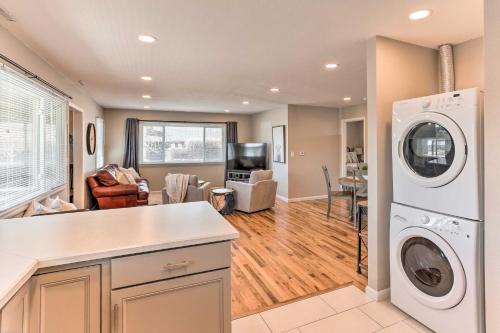 Χώρος καθιστικού στο Inviting Rapid City Duplex Less Than 2 Mi to Downtown!