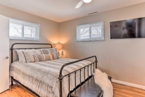 Ένα ή περισσότερα κρεβάτια σε δωμάτιο στο Inviting Rapid City Duplex Less Than 2 Mi to Downtown!