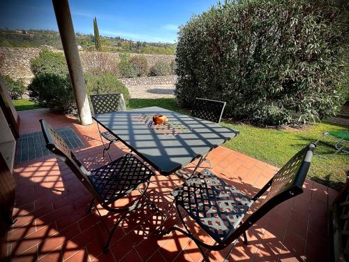 einen Tisch und zwei Stühle auf einer Terrasse in der Unterkunft Welcome Traveller L'APPARTAMENTO DI ANNALISA in Garda