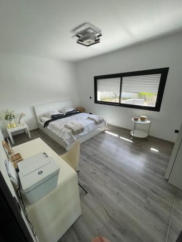 une chambre avec un lit, un bureau et une fenêtre dans l'établissement Villa Blanche, à La Roquette-sur-Siagne