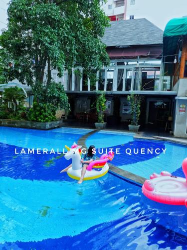 Bazén v ubytování Lamerall MG Suites Quency nebo v jeho okolí