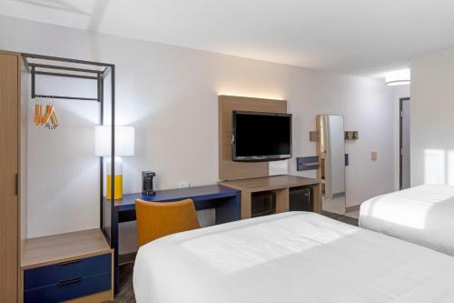 Postel nebo postele na pokoji v ubytování Comfort Inn Detroit - Troy