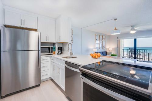 Cuisine ou kitchenette dans l'établissement Chateau by the Sea