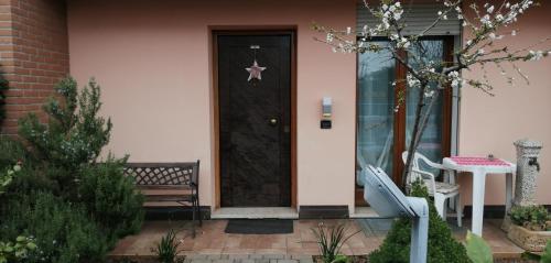 uma casa com uma porta preta com uma estrela em Dolce Ricordo, locazione turistica em Marano Vicentino