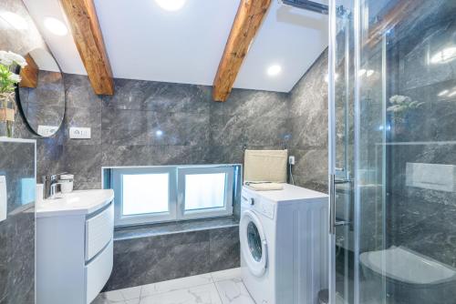 Kylpyhuone majoituspaikassa Apartments Virna