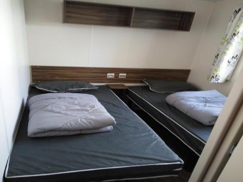 - 2 lits superposés dans une chambre dans l'établissement MOBIL HOME CAMPING LES SABLES DU MIDI, à Valras-Plage