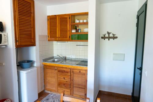 una cucina con lavandino e piano di lavoro di Menorca Arenal d'en Castell ad Arenal d'en Castell